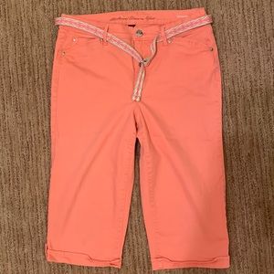 Gloria Vanderbilt capris. Peach, slimming-stretchy, decorative belt. Size 10